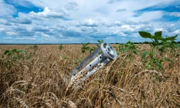 Un fragment d'un lance-roquettes multiple incrusté dans un champ de blé dans la région ukrainienne de Kharkiv le 19 juillet 2022