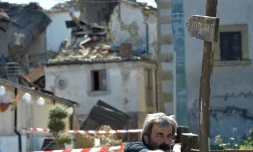 Un homme au milieu des décombres le 29 août 2016 dans le hameau de Torrita prÚs d'Amatrice en Italie