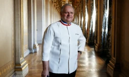 Le chef français Joël Robuchon lors d'une cérémonie à la mairie de Paris, le 14 janvier 2016