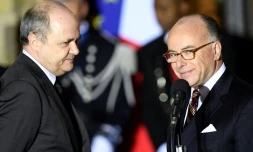 Bruno Le Roux et Bernard Cazeneuve lors de la passation de pouvoirs au ministère de l'Intérieur le 6 décembre 2016 place Beauvau à Paris