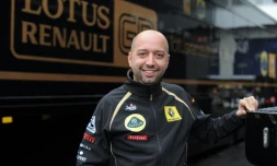 Le Luxembourgeois Gérard Lopez, alors propriétaire de Lotus Renault pose devant le stand de l'écurie au Nürburgring lors du GP d'Allemagne, le 24 juillet 2011