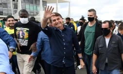 Le président brésilien Jair Bolsonaro prÚs du Palais du Planalto à Brasilia le 24 mai 2020.