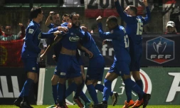 Soubervie (c) est congratulé par ses coéquipiers après son but permettant Chambly d'aller en prolongation face à Monaco en Coupe de France, le 1er février à Beauvais