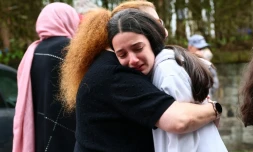 Des membres de la communauté juive se réconfortent les uns les autres près de la synagogue de Heaton Park à Manchester (Royaume-Uni), le 2 octobre 2025