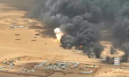 Image diffusée le 7 septembre 2026 par les Houthis montrant une frappe de missile balistique contre des camions transportant du matériel militaire depuis l'Arabie saoudite vers le camp militaire d'Al-Wadiah, dans la province de Hadramaout, au Yémen