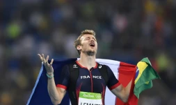 L'émotion du Français Chistophe Lemaitre, médaillé de bronze sur 200 m lors des JO de Rio, le 18 août 2016