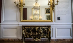 Une commode en laque noire du Japon, oeuvre de l'ébéniste Bernard II Van Riesen Burgh, dans la chambre de la Dauphine, le 5 juillet 2019 au Château de Versailles