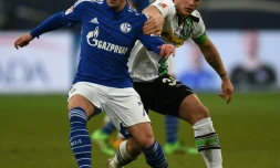 Max Meyer, le 18 mars 2016 face au Suisse de Mönchengladbach Granit Xhaka lors du match de Bundesliga à Gelsenkirchen (ouest de l'Allemagne)