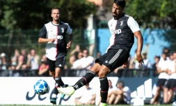 Sami Khedira et la Juventus lors d'un match d'entraînement contre sa section B à Villar Perosa, en Italie, le 14 août 2019