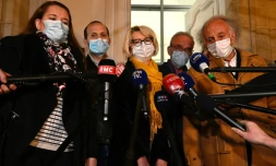 La soeur et le beau-frÚre d'Alexia Daval, Stéphanie et Gregory Gay, ses parents Isabelle et Jean-Pierre Fouillot et l'avocat de la famille d'Alexia, Gilles-Gilles Portejoie, à Vesoul le 19 novembre 2020