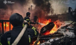 Photo diffusĂ©e par le service d'urgence de l'Ătat ukrainien, le 13 novembre 2024,, montrant des pompiers luttant contre un incendie aprĂšs une attaque russe Ă Brovary, prĂšs de Kiev