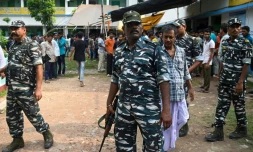 Des militaires indiens montent la garde devant un bureau de vote lors d'un scrutin local au Bengale-occidental, le 8 juillet 2023 dans la banlieue de Calcutta