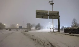 La route principale N118 enneigée et déserte près de Vélizy-Villacoublay, le 7 février 2018 après sa fermeture suite à de fortes chutes de neige pendant la nuit