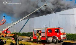 Photo diffusée par le Service d'État ukrainien pour les situations d'urgence, le 21 août 2026, montrant des pompiers luttant contre un incendie sur le site d'un centre commercial endommagé par une frappe russe à Kryvyï Rih, en Ukraine