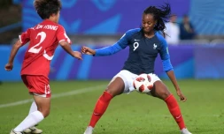 L'attaquante française Marie-Antoinette Katoto (d) à la lutte avec la Sud-Coréenne Kuk Hyang An au Mondial féminin des -20 ans, le 16 août 2018 à Concarneau