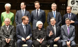 Photo de groupe des ministres des finances et des gouverneurs de Banque centrale du G7 ainsi que Christine Lagarde, directrice générale du FMI (en haut à gauche), à Sendai le 20 mai 2016