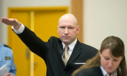 L'auteur d'une tuerie ayant fait 77 morts, Anders Behring Breivik, fait le salut nazi à son arrivée dans une cour improvisée de la prison de Skien, à 170km au sud-ouest d'Oslo, le 15 mars 2016