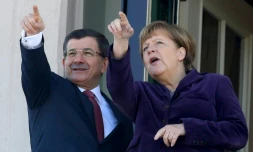 Le Premier ministre turc Ahmet Davutoglu et la chancelière allemande Angela Merkel sur le balcon d'une résidence à Ankara, lors de leur rencontre le 8 février 2016