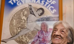 La championne olympique hongroise Agnes Keleti devant une affiche de sa biographie, parue pour son centième anniversaire, le 6 novembre 2020 à Budapest