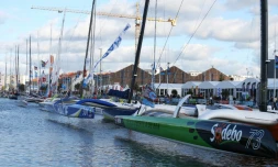 Les voiliers "Sodebo Ultim" et "Macif" amarrés dans le port du Havre, à trois jours du départ de la 12e Transat Jacques-Vabre, le 20 octobre 2015