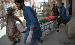 Des secouristes prennent en charge une des blessés dans l'attentat d'une église à Quetta au Pakistant le 17 décembre 2017