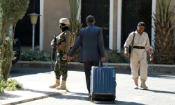 Un membre de la délégation rebelle yéménite se prépare à se rendre en Suède, le 4 décembre 2018 à Sanaa