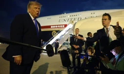 Le président américain Donald Trump s'entretient avec des journalistes avant d'embarquer à bord d'Air Force One à l'aéroport international de Los Angeles, le 4 août 2026