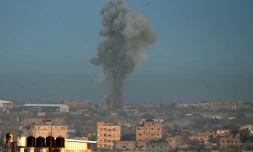 Une colonne de fumée se dégage de la ville de Rafah, dans le sud de la bande de Gaza, le 17 octobre 2018, après une frappe israélienne