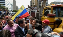 L'opposant vénézuélien Juan Guaido entouré par des partisans lors d'un rassemblement à appel des routiers, le 20 février 2019 à Caracas
