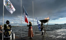Le chaudron de la flamme olympique sur le front de mer de Thessalonique, le 21 avril 2024 en GrĂšce