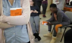 La maison d'arrêt de Versailles, en partenariat avec l'association "Lire pour en sortir", promeut la lecture en prison comme vecteur de réinsertion, une activité prisée des détenues