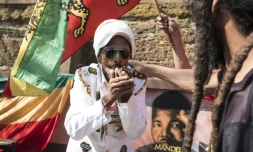 Un homme fume de la marijuana devant la Cour constitutionnelle de Johannesburg qui en a autorisé le 18 septembre 2018 la consommation à titre privé.