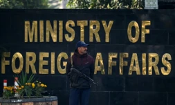 Un policier pakistanais monte la garde devant le ministÚre des Affaires étrangÚres, le 18 janvier 2024 à Islamabad