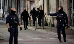 Des policiers sur les lieux du meurtre d'un de leurs collÚgues lors d'une opération anti-stupéfiants à Avignon, le 5 mai 2021