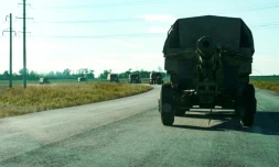 Des camions militaires russes tractent des pièces d'artillerie en direction de la région de Zaporijjia (Ukraine), le 8 septembre 2022