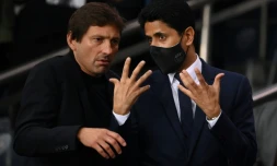 Le président qatari du Paris Saint-Germain Nasser Al-Khelaïfi discute avec le directeur sportif brésilien Leonardo, lors du match de Ligue 1 contre Montpellier, le 25 septembre 2021 au Parc des Princes
