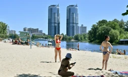 Des femmes prennent le soleil sur les rives sablonneuses du fleuve Dniepr Ă Kiev, le 2 juillet 2022