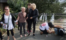 Des gens dĂ©posent des fleurs et allument des bougies sur une jetĂ©e au-dessus de la Loire le 30 juillet 2019 Ă Nantes Ă l'endroit oĂč Steve Maia Caniço a disparu lors d'une intervention controversĂ©e des forces de l'ordre