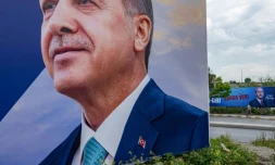 Affiches de campagne du président turc Recep Tayyip Erdogan (gauche) et de son adversaire Kemal Kiliçdaroglu (fond droite), le 23 mai 2023 à Istanbul