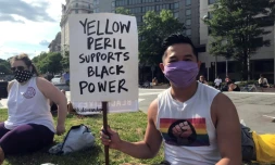 Viet Hoai Tran, 27 ans, tient une pancarte "péril jaune" à une manifestation de soutien au mouvement Black Lives Matter, le 15 juin 2020 à Washington