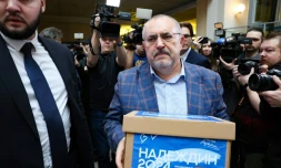 Boris Nadejdin, candidat à la présidentielle russe, arrive à la Commission électorale pour déposer les signatures de soutien nécessaires à l'enregistrement de sa candidature, le 31 janvier 2024 à Moscou