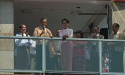 L'opposante birmane Aung San Suu Kyi sur le balcon du siège de la LND, le 9 novembre 2015 à Rangoun