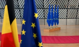 Des drapeaux de l'Union européenne lors d'une réunion des ministres de l'Environnement des 27 à Bruxelles, le 4 novembre 2025