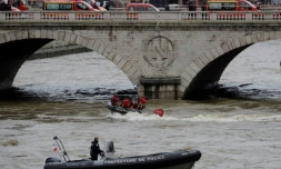 Pompiers et policiers tentent de retrouver une policière de la brigade fluviale disparue lors d'un exercice dans la Seine, le 5 janvier 2018