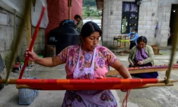 Une tisserande indigène, Maria Lopez, 50 ans, au travail sur son métier, à Zinacantan, un village de l'Etat de Chiapas, dans le sud du Mexique, le 8 septembre 2021
