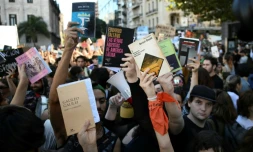 Des manifestants brandissent des livres lors d'une marche de protestation contre l'ajustement budgétaire des universités publiques à Buenos Aires le 23 avril 2024