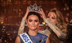 Miss Ile-de-France Diane Leyre couronnée par Miss France 2021 Amandine Petit