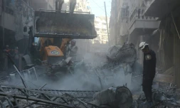 Des sauveteurs cherchent sous les décombres des survivants dans le quartier de al-Kalasa, proche de Alep aprÚs un raid aérien contre les rebelles, le 4 février 2016