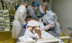 Des soignants s'affairent autour d'un patient atteint du Covid-19 à l'Institut Mutualiste Montsouris, le 21 avril 2021 à Paris