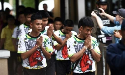 Les jeunes footballeurs rescapés avec leur entraîneur d'une grotte en Thaïlande arrivent pour donner une conférence de presse à leur sortie de l'hôpital, le 18 juillet 2018